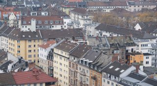 Rund jeder Siebte in Deutschland zahlt mehr als halben Monatslohn für Miete