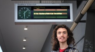 22-Jähriger ärgert sich: Fehlende Informationen am Gütersloher ZOB sorgen für Frust