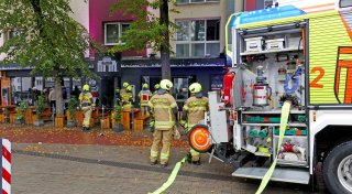 Flammen schießen aus der Fritteuse im „Bärlin Döner“ in Paderborn