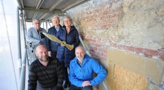 Arbeiten in luftiger Höhe: Wann der Kirchturm in Preußisch Oldendorf wieder sichtbar ist