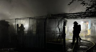 Schwimmbad in Bielefeld evakuiert wegen Brand einer Gartenlaube