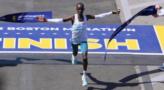 Wie sein Bruder: Kenianer John Korir gewinnt Boston-Marathon