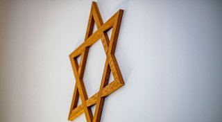 Antisemitische Straftaten auch 2024 auf hohem Niveau