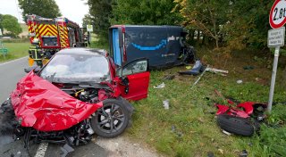 Zwei Schwerverletzte bei Zusammenstoß auf L744 bei Bad Wünnenberg