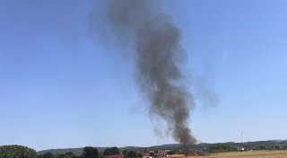 Rauchwolke bis nach Bad Oeynhausen zu sehen: Feuerwehr löscht Feldbrand in Porta