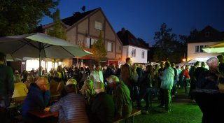 Engeraner feiern den letzten Abendmarkt dieses Jahres mit Musik, Essen und Begegnungen