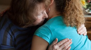 Pflegebedürftiger Mensch hat Schmerzen - wie helfen?