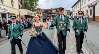 Schützenfest in Scherfede: Königin verzaubert im blauen Traumkleid
