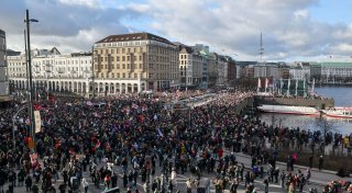 Zehntausende protestieren gegen Union und AfD
