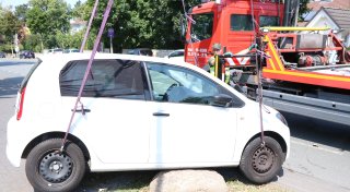 Einsatz für den Abschleppdienst: Paderbornerin übersieht großen Stein
