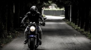 Mit Tempo 100 kreuz und quer durch Bielefeld: Motorradfahrer flüchtet vor der Polizei