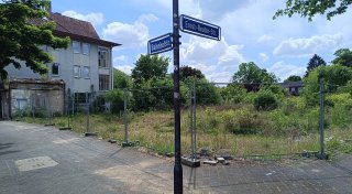 Verwildertes Grundstück an der Bahnhofstraße in Bünde: Anzeige weckt Hoffnung