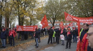450 Beschäftigte von Claas und HDO streiken in Paderborn