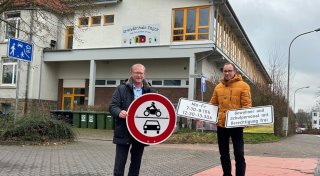 Nach Chaos durch Eltern-Taxis: Bleibt diese Straße für den Verkehr in Enger gesperrt?