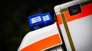 Kind trinkt verdächtige Flüssigkeit in Restaurant