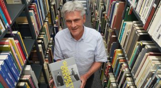 Der Herr über drei Millionen Bücher an der Universität Paderborn