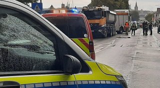 B7-Unfall bei Warburg: Junge Muter weiter auf Intensivstation, Staatsanwaltschaft übernimmt Fall