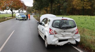 Lkw löst durch Überholmanöver Unfall bei Delbrück aus - Polizei sucht Zeugen