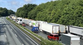 Update: Unfälle, Fahrzeugbrand und Liegenbleiber sorgen für Chaos auf der A2 in Porta Westfalica