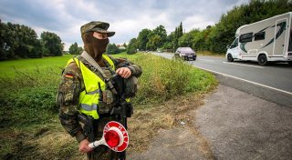 Militär vor Ort, Engeraner spielt vor 40.000 Menschen und ein Kommentar
