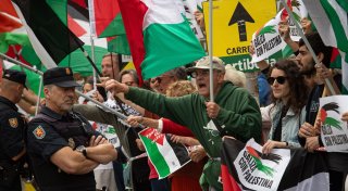 Etappe wegen Protesten verkürzt: Bernal gewinnt