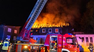 Hunderttausende Euro Schaden: Mehrfamilienhaus in Porta Westfalica in Flammen