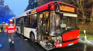 Misslungenes Überholmanöver: Unfall mit drei beteiligten Fahrzeugen in Delbrück