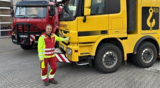 Unfall-Lkw steht ein Jahr im Garten - Spezialfirma aus Kirchlengern kommt zur Hilfe