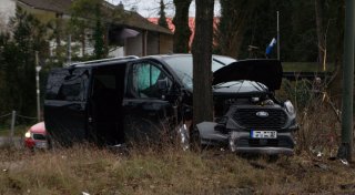 Unfall im Bielefelder Süden: Transporter prallt gegen einen Baum