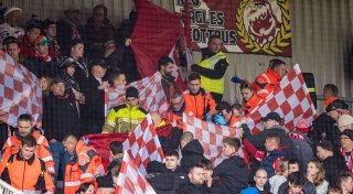 Notfall bei Cottbus-Spiel: Fan im Block behandelt