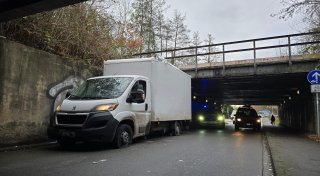 Festgefahrener Transporter: Bünder Lkw-Falle schnappt erneut zu