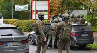 Frau nach Messerangriff an Paderborner Schule in Lebensgefahr - Mordkommission eingerichtet