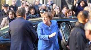 Merkel signiert ihr Buch «Freiheit» - Ansturm vor Buchladen