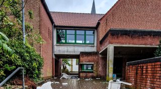 Randale in der Nacht auf Karfreitag: Zerstörungen und Graffiti rund um Bünder Gemeindehaus