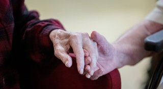 Demenz: Mit diesen Tipps klappen Gespräche besser