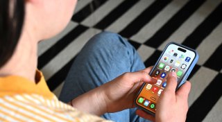 Umfrage: So viele Eltern wollen ein Handy-Verbot an Schulen