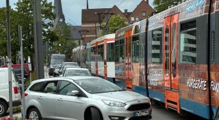 Dutzende Autofahrer missachten Regeln: Drängelei neben Bielefelder Stadtbahn