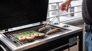 Dreist: So erschwindelt sich ein Trickdieb gleich zwei teure Gasgrills in einem Bünder Baumarkt