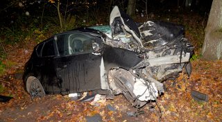 Auto kollidiert in Paderborn mit Baum - 25-jähriger Beifahrer in Lebensgefahr