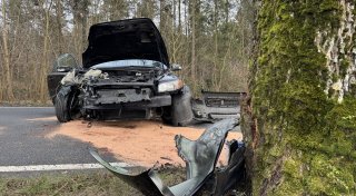 Unfall in Bielefeld: Autofahrer kommt von Straße ab und kracht gegen Baum