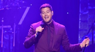 Papst Leo geht in Konzert von Michael Bublé
