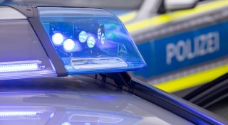 Hände auf Autobahn gehören zu Mutter aus Flüchtlingsheim