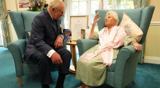 König Charles trifft älteste Person der Welt