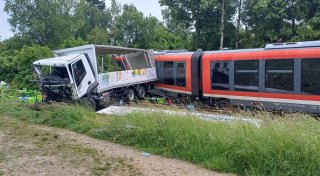 Mehrere Verletzte bei Zusammenstoß von Bahn und Lkw in Bayern