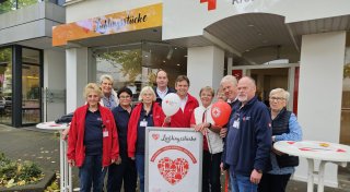 Lange Schlange am Eröffnungstag des neuen Second-Hand-Ladens „Lieblingsstücke“ in Bünde