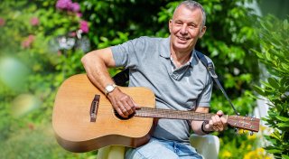 Mitglied in Rockband: Bielefelder Pfarrer Lars Prüßner geht in den Ruhestand