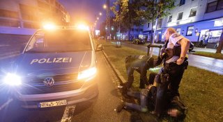 Völlig ausgerastet: Randalierer versucht, Bielefelder Polizisten zu verletzen