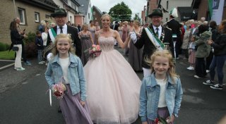 Schützenfest Harth: Königin trägt Rosa-Traumkleid mit Schleppe