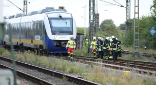 Regionalbahn schrammt Güterzug - 14 Verletzte bei Moers