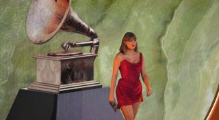 «T» wie Travis? Taylor Swift trägt mysteriöse Kette am Bein